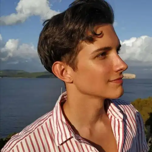 6686体育平台铁牌作者Erica