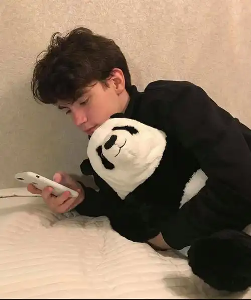 6686体育平台铁牌作者Lennox