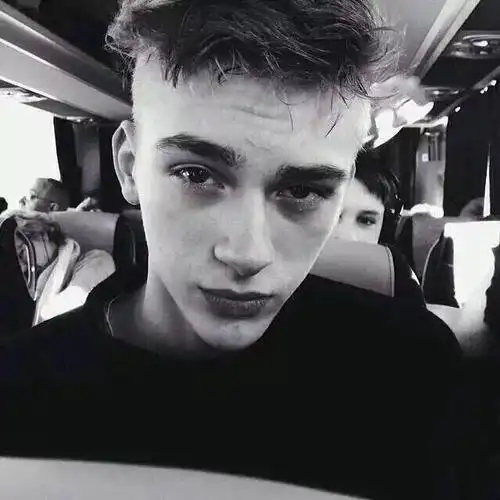 6686体育平台铁牌作者Harriet