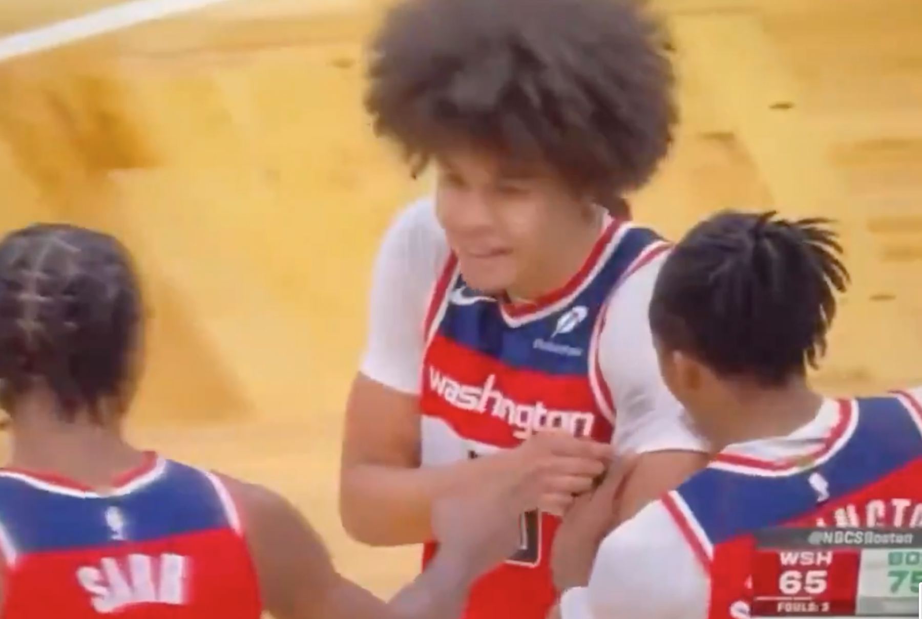 尴尬！布朗本场撞翻乔治的回合中，发际线粉蹭到了后者衣服上