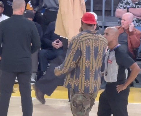 说了什么？詹姆斯在节间休息时上场与裁判员沟通