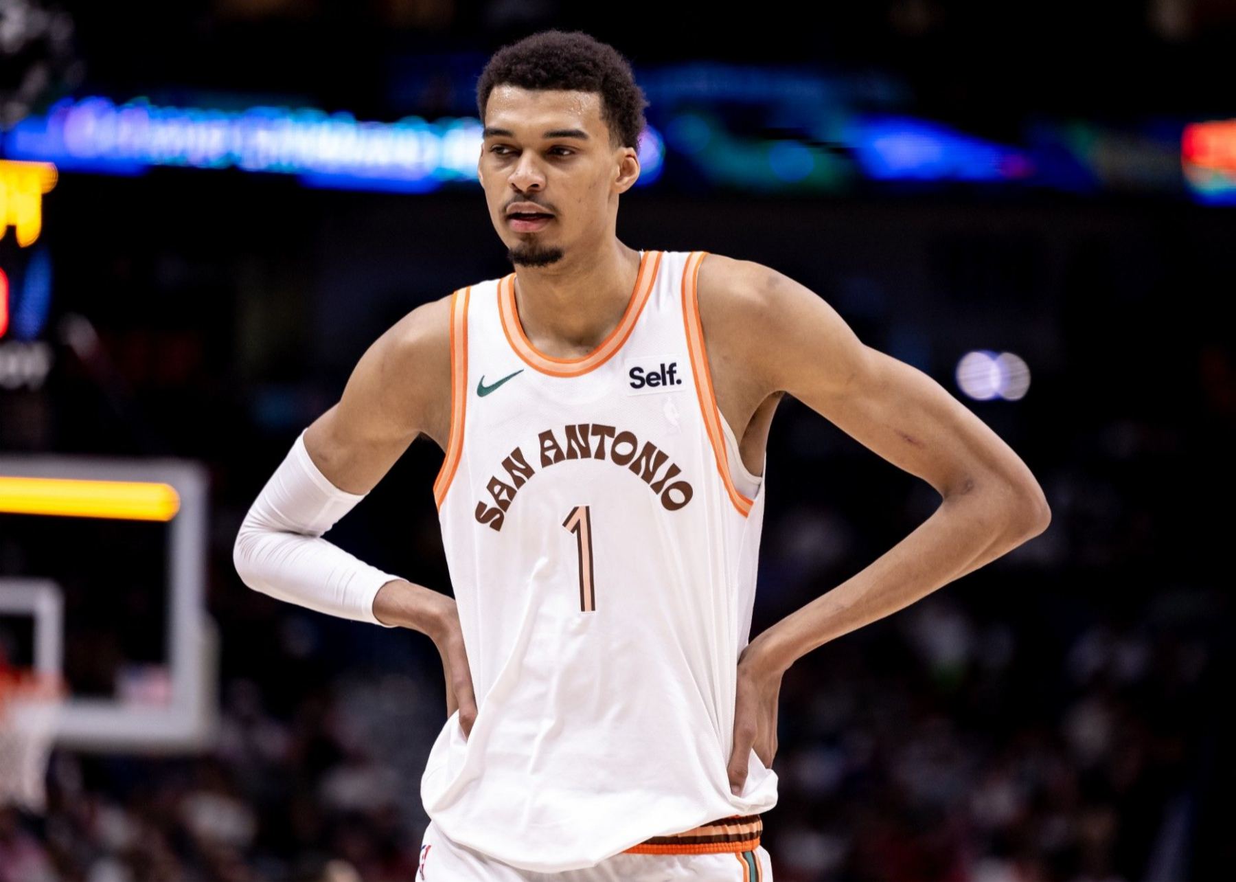 文班：现在竞赛节奏很快，对手对我的包夹比之前来得快得多